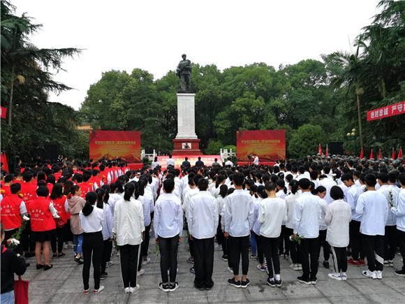 重庆青少年“烈士纪念日”缅怀邱少云革命烈士